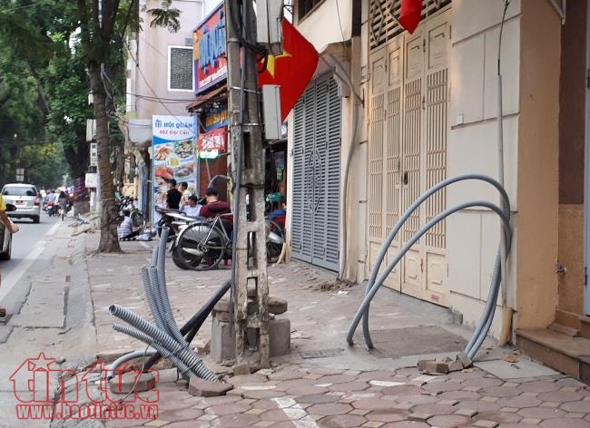 Dây điện, dây cáp viễn thông 'giăng bẫy' người dân trên phố ở Hà Nội ảnh 5